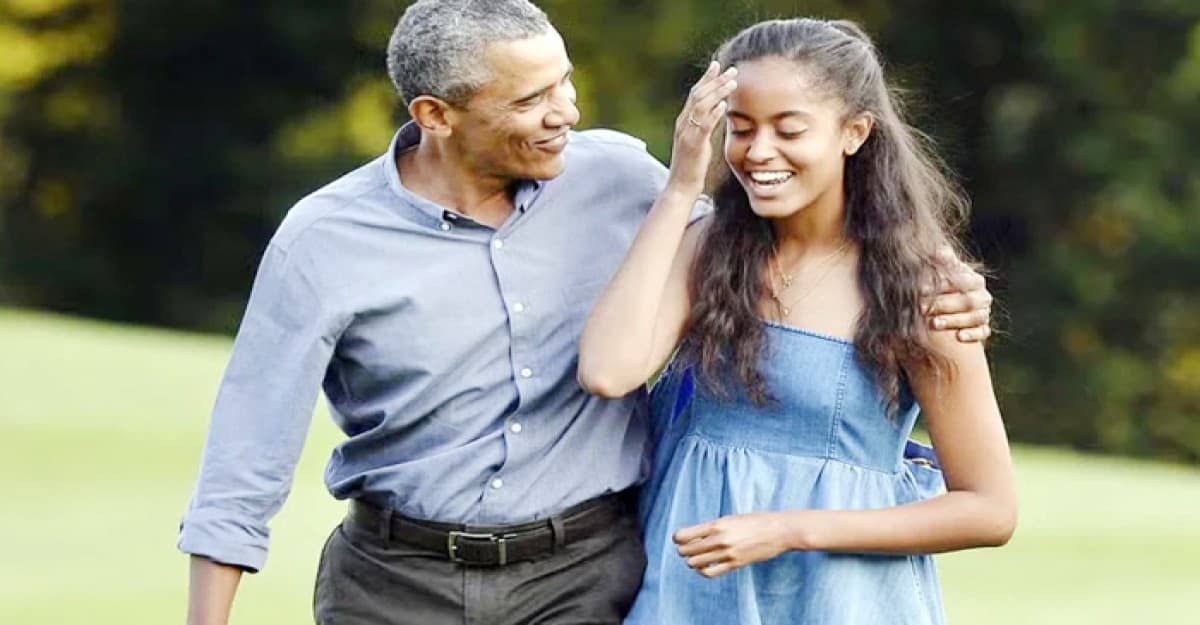 ছবির জন্য বাবার নামের পদবি বাদ দিলেন ওবামাকন্যা