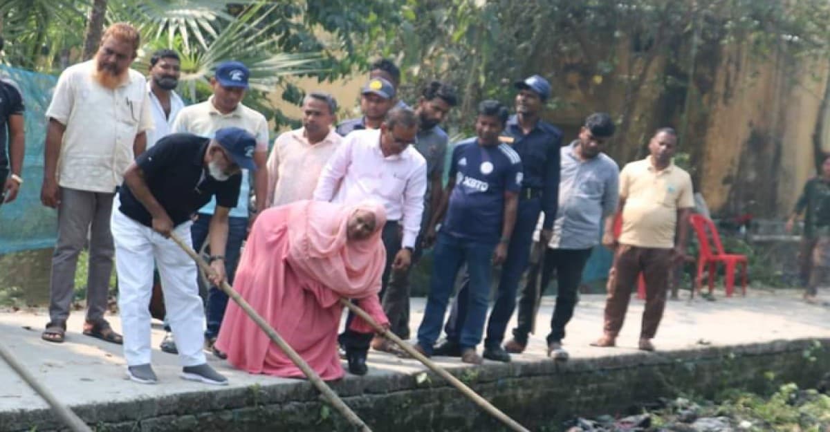 মোংলা পৌর শহরের ঠাকুরানী খাল পরিচ্ছন্ন অভিযানে মেয়র আ. রহমান