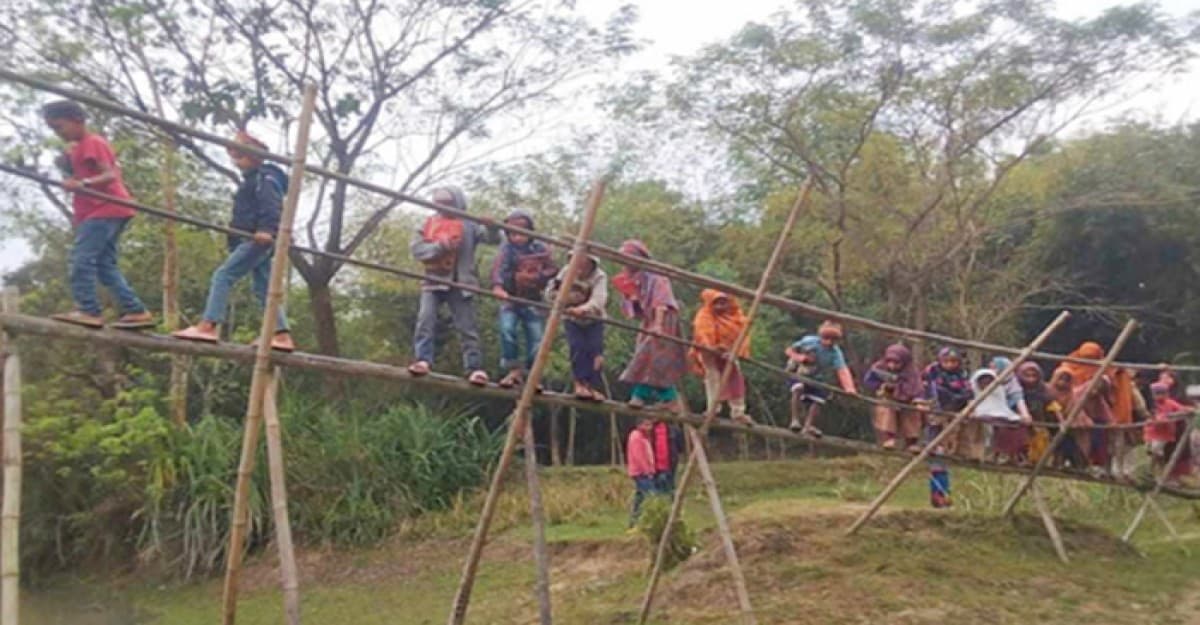 গোয়াইনঘাটে বাঁশের সাঁকো দিয়ে শিক্ষার্থীদের ঝুঁকিপূর্ণ পারাপার