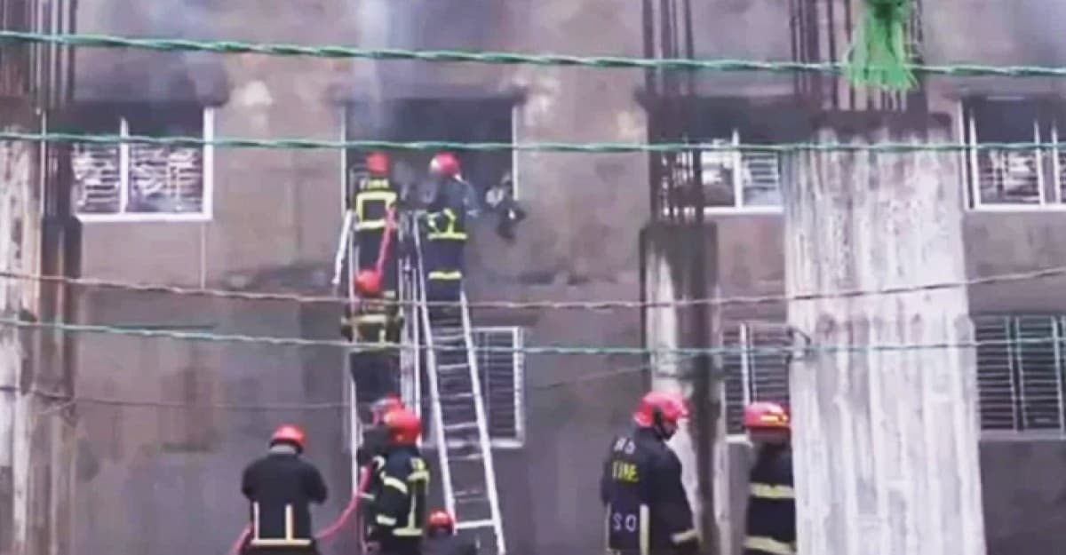 ডেমরায় আগুন লাগা ভবন যে কোনো সময় ভেঙে পড়তে পারে