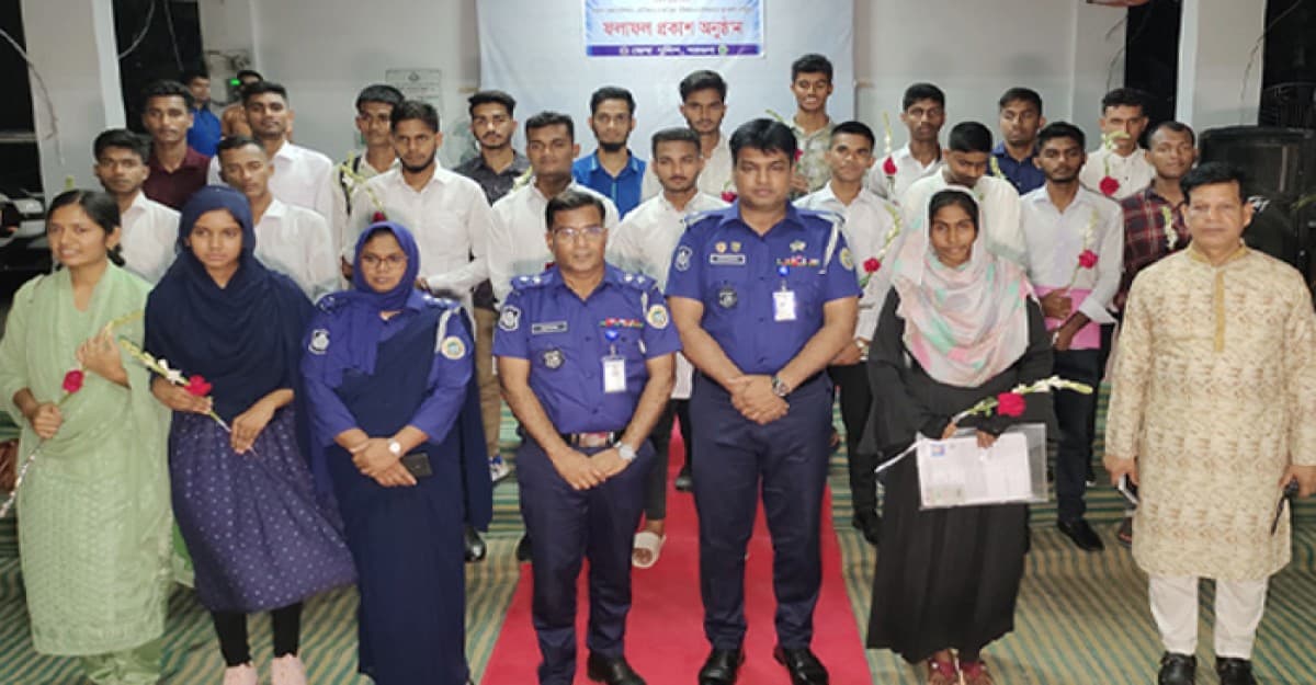 ১২০ টাকায় পুলিশে চাকরি পেলেন ২২ জন