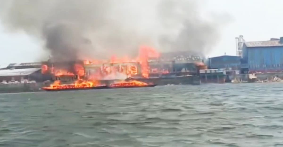 মুন্সীগঞ্জে বোর্ড ফ্যাক্টরিতে আগুন, নিয়ন্ত্রণে ১০ ইউনিট