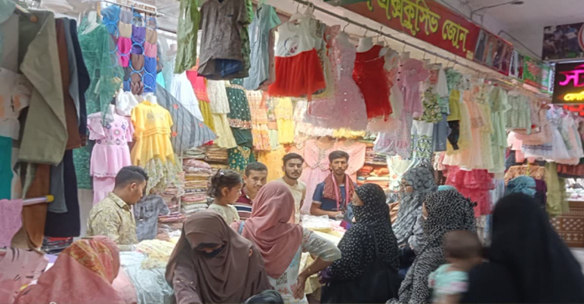 দাম চড়া হলেও ভোলায় জমে উঠেছে ঈদের কেনাকাটা