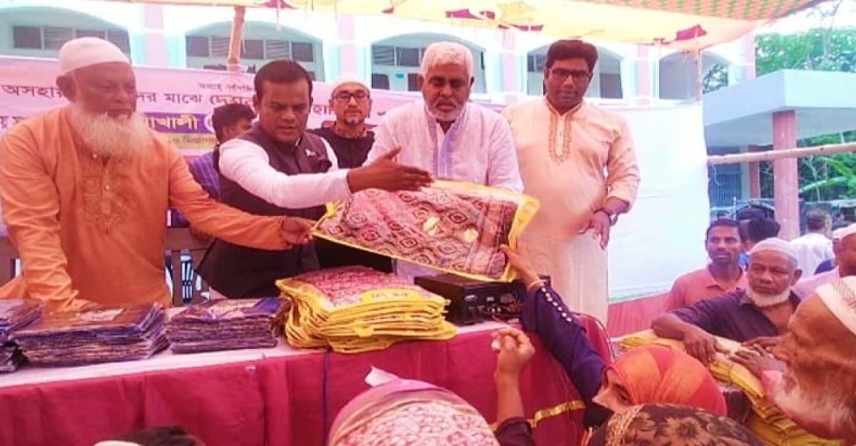 দুমকিতে দুই দিনব্যাপী প্রধান মন্ত্রীর পক্ষে ঈদ উপহার বিতরণ