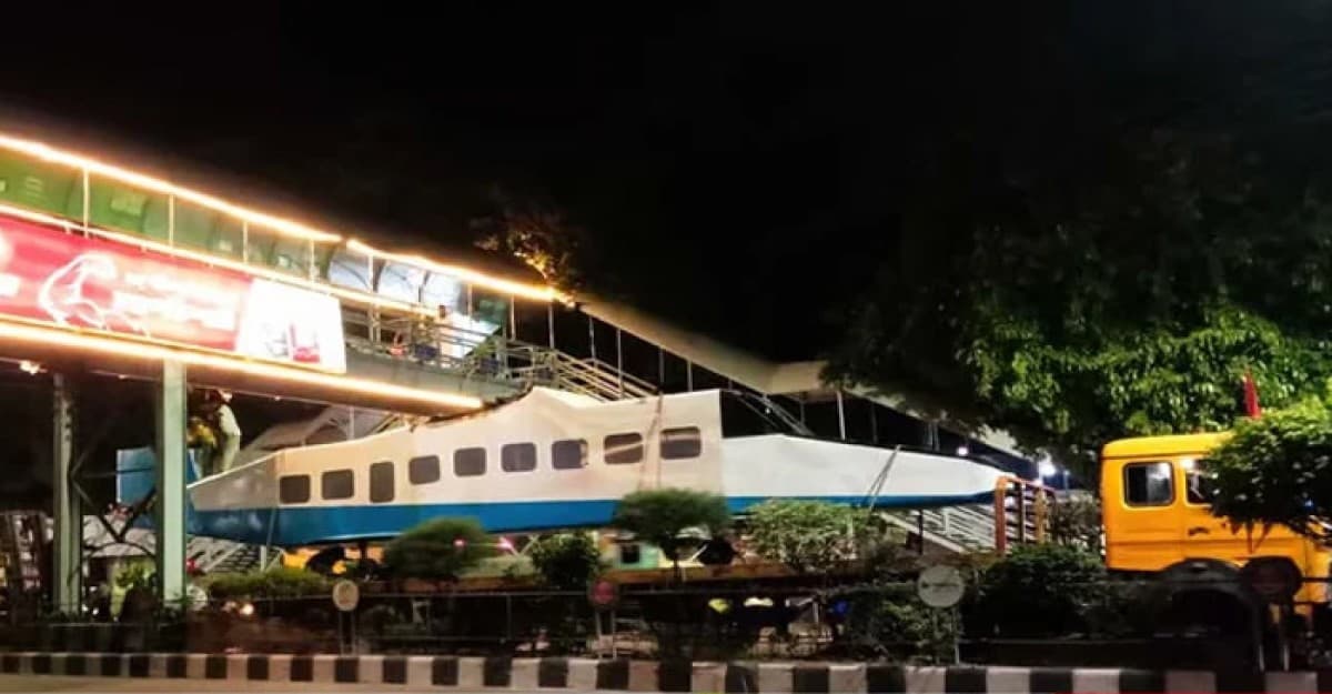 রাজধানীতে ওভারব্রিজে আটকে গেল উড়োজাহাজ!