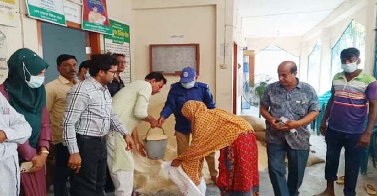 ঝিনাইদহে দুস্থ-অসহায়দের মাঝে চাউল বিতরণ
