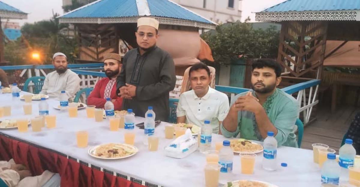 শ্রীপুরে ক্রিকেট ক্লাবের উদ্যোগে হতদরিদ্রদের মাঝে ইফতার বিতরণ