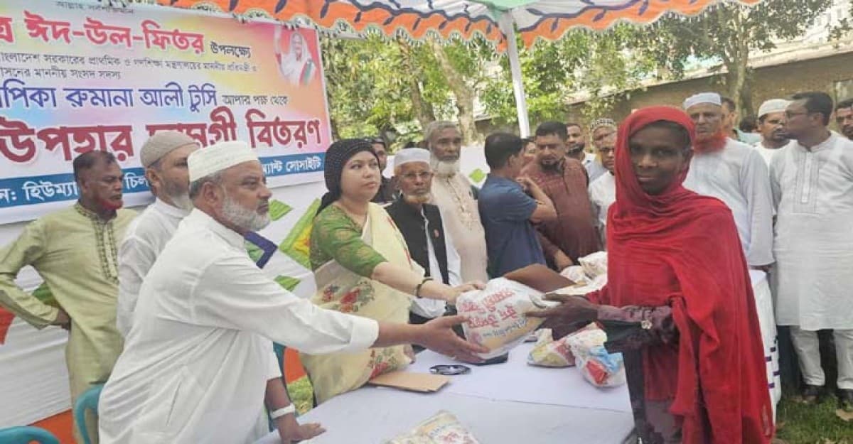 শ্রীপুরে হতদরিদ্রদের মাঝে ঈদ উপহার সামগ্রী বিতরণ করলেন, গণশিক্ষা প্রতিমন্ত্রী