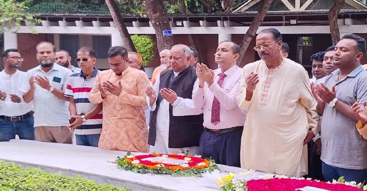 বঙ্গবন্ধুর সমাধিতে এলজিইডি'র অতিরিক্ত প্রধান প্রকৌশলীর শ্রদ্ধা