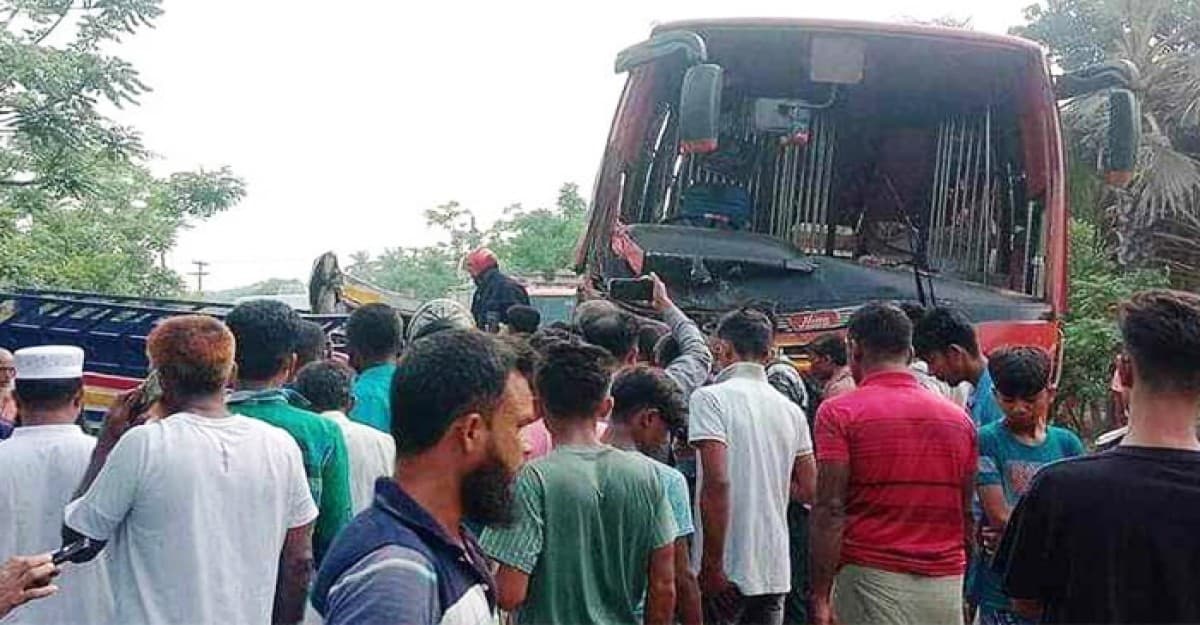 ফরিদপুরে বাস-পিকআপভ্যান সংঘর্ষ, নিহত বেড়ে ১৩