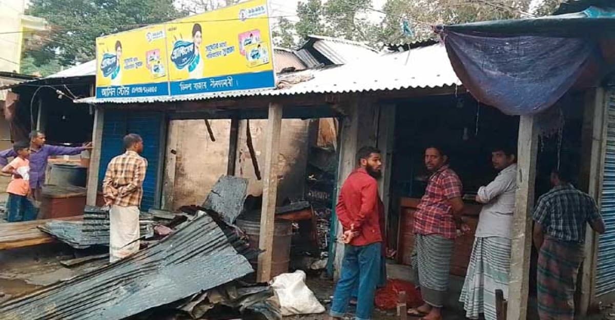 নীলফামারীর দুই দোকান আগুনে পুড়ে ছাই