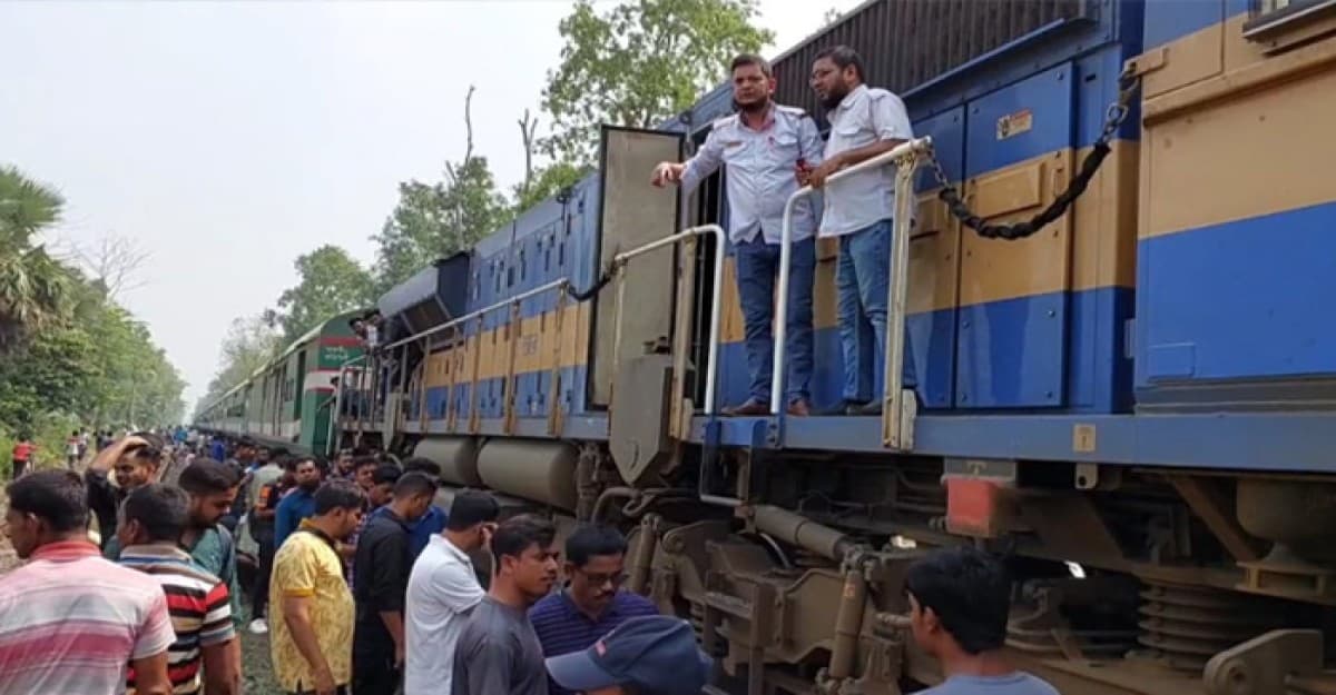 চুয়াডাঙ্গায় ট্রেনের ইঞ্জিন বিকল, প্রচন্ড গরমে যাত্রীদের দুর্ভোগ