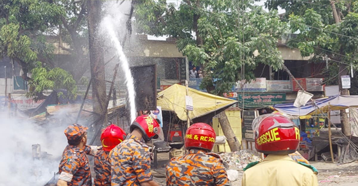 তীব্র তাপদাহে বিদ্যুতের খুঁটিতে আগুন