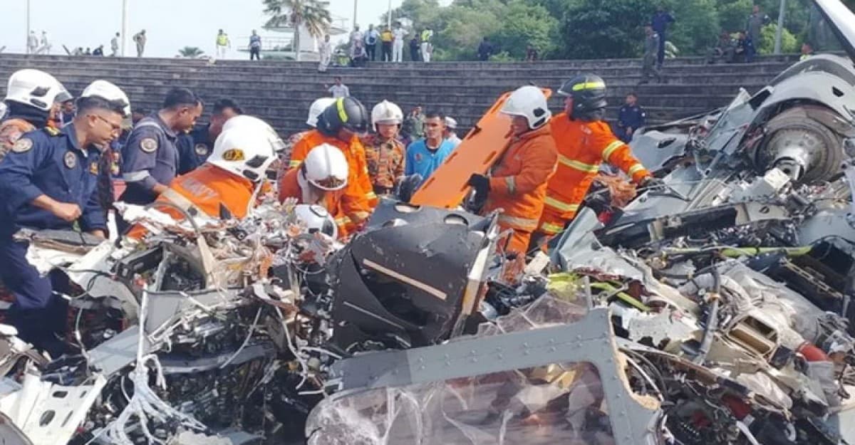 মালয়েশিয়ায় মাঝ আকাশে দুই হেলিকপ্টারের সংঘর্ষে নিহত ১০