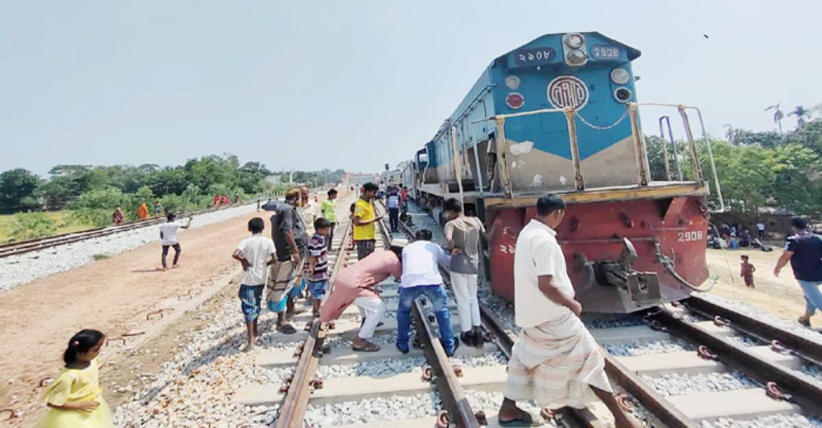 ঈদ স্পেশাল ট্রেনের ৩ বগি লাইনচ্যুত