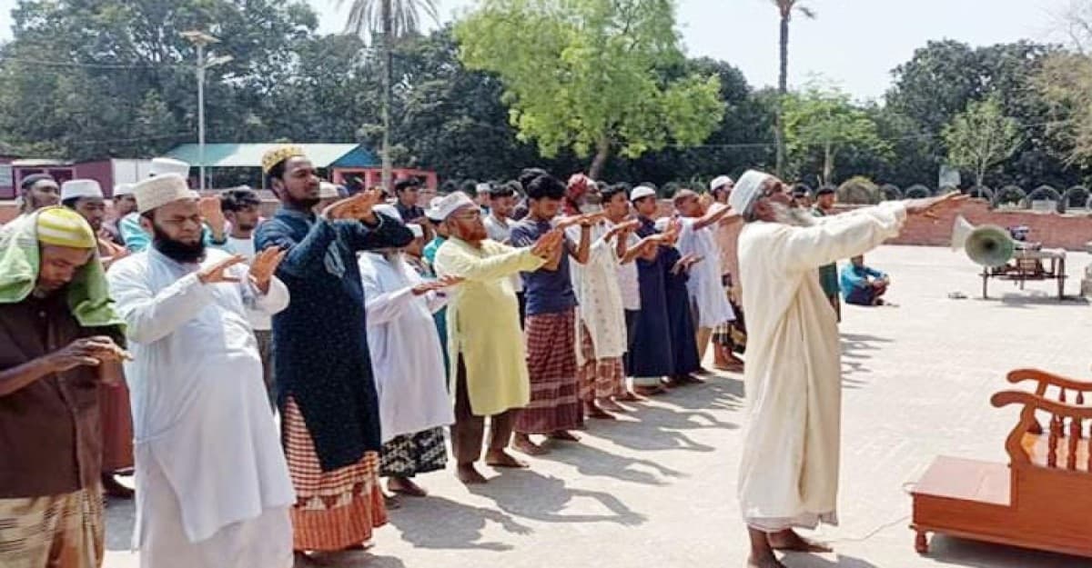 চাঁপাইনবাবগঞ্জ সোনামসজিদে বৃষ্টির জন্য ইসতিসকার নামাজ আদায়