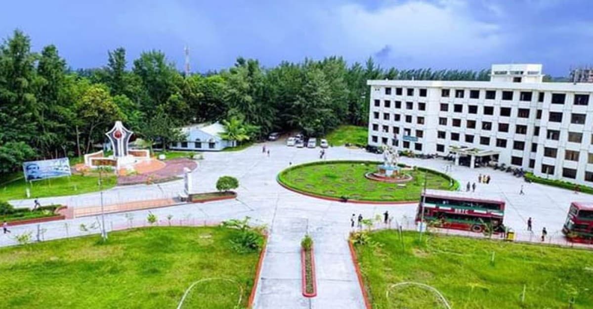 সন্তান ভর্তিযুদ্ধে, বাইরে অভিভাবকরা দিচ্ছেন অন্যরকম পরীক্ষা