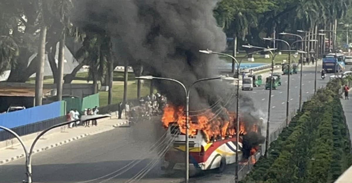 রাজধানীর বনানীতে বাসে আগুন