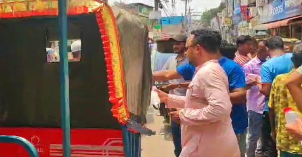 তীব্র গরমে ঠান্ডা পানি-স্যালাইন হাতে সড়কে ভাইস চেয়ারম্যান প্রার্থী শাপলু