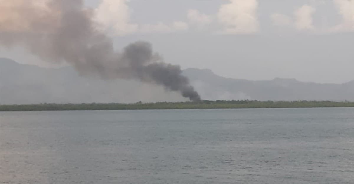 নাফনদীর ওপারে দিনভর বিমান-হেলিকপ্টার চক্কর, বিস্ফোরণের শব্দ আর কালো ধোঁয়া