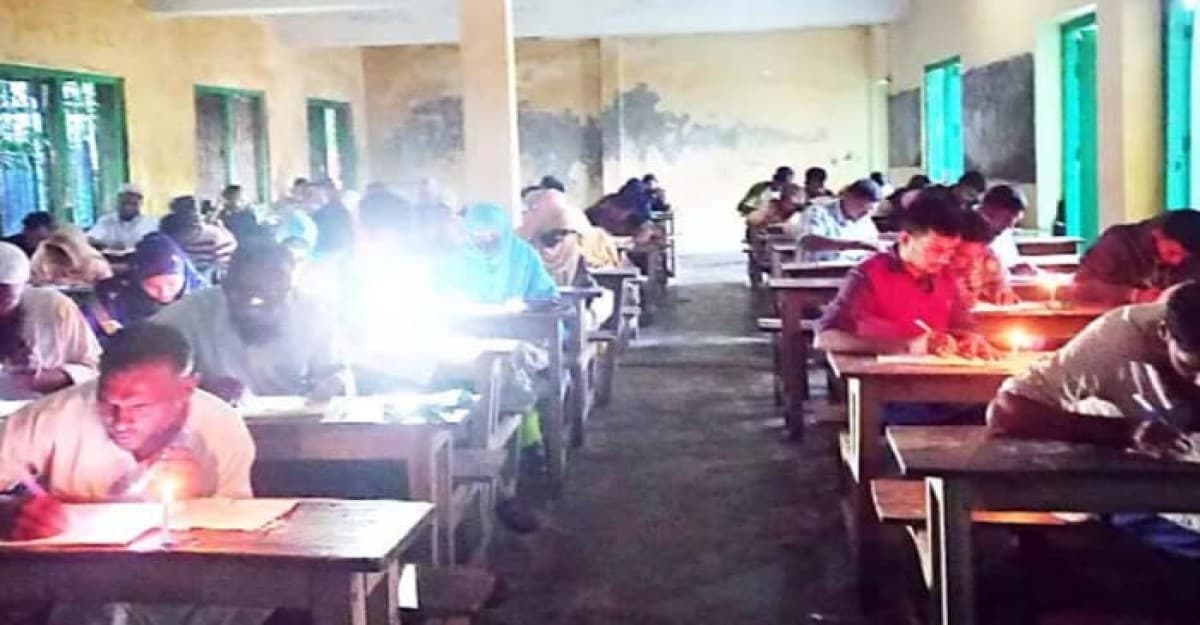 মোমবাতি-টর্চ জ্বালিয়ে পরীক্ষা দিলেন পরীক্ষার্থীরা