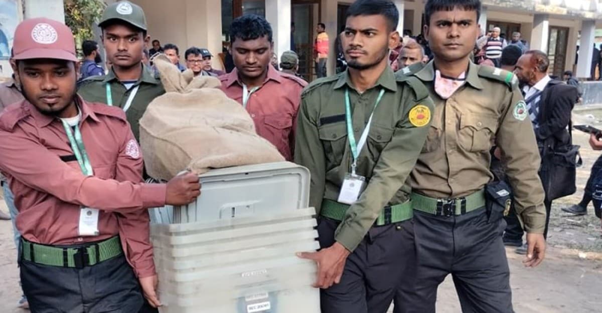 ভেড়ামারায় ভোট কেন্দ্রে নিয়ে যাওয়া হয়েছে নির্বাচনী সরঞ্জাম