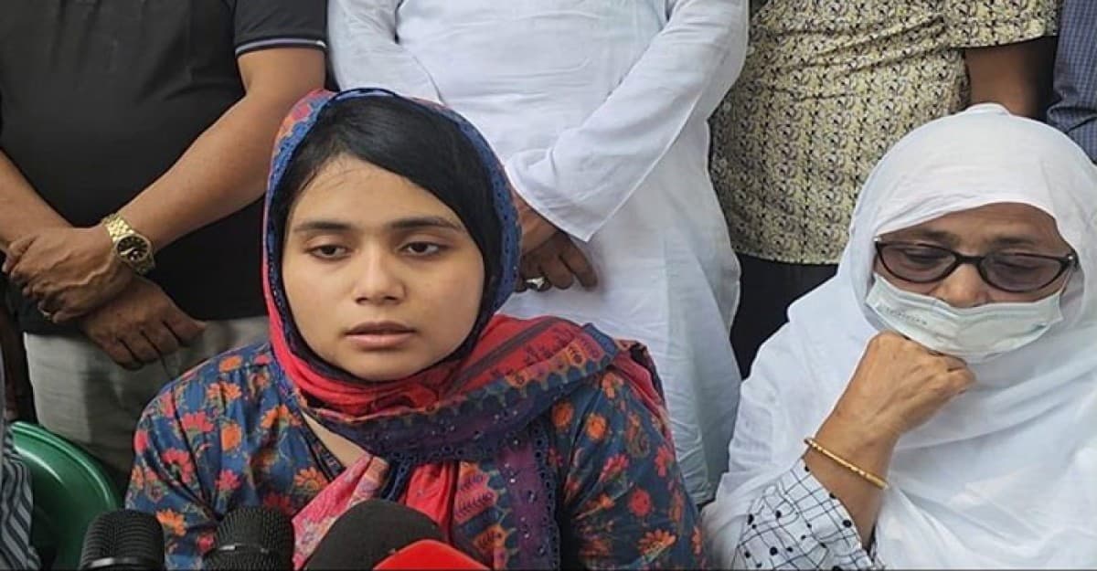 বাবা হত্যার বিচার চেয়ে রাজনীতিতে আসার ইঙ্গিত আনারকন্যা ডরিনের