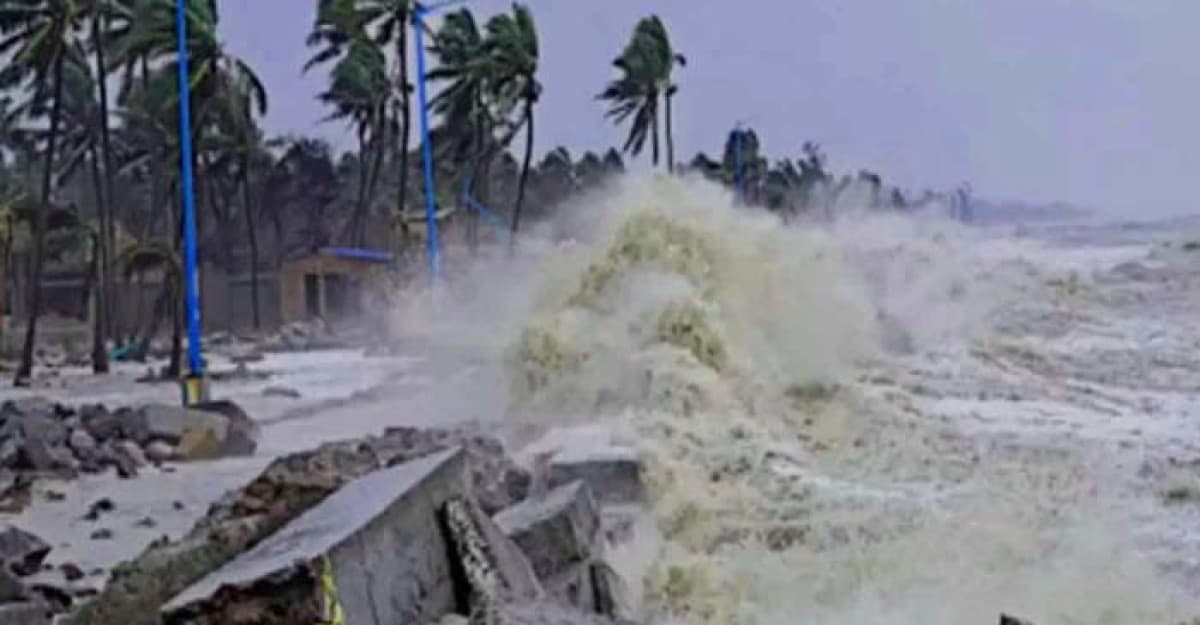 নিম্নচাপের প্রভাবে টেকনাফে বইছে বাতাস-বৃষ্টি