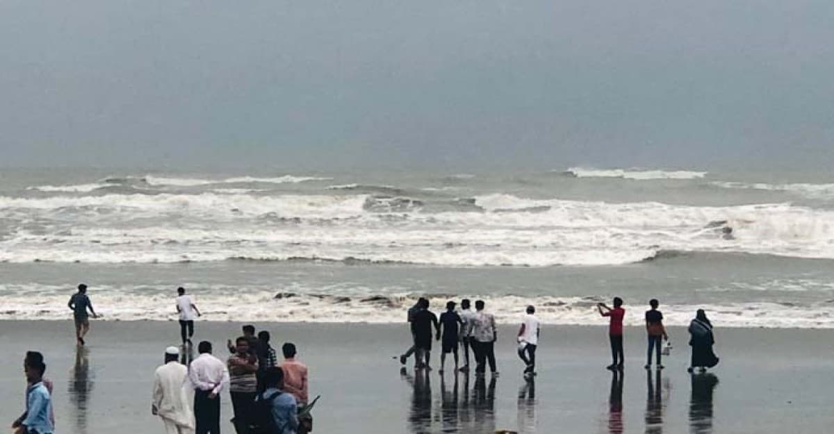 ‘রেমাল’ আংশকামুক্ত সৈকতের রূপ দেখতে মানুষের ঢল