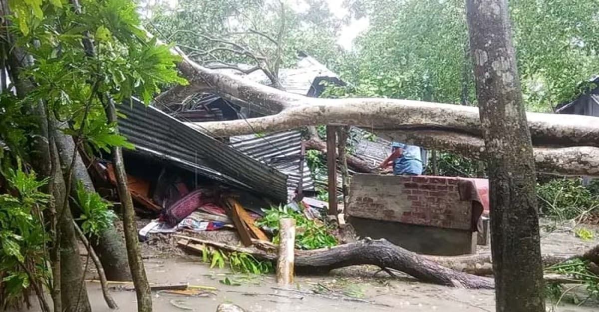 দুমকিতে ঘূর্ণিঝড় রেমালের তাণ্ডবে ব্যাপক ক্ষয়ক্ষতি, নিহত ১