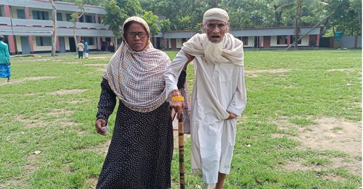 ভোটকেন্দ্রে ১০৪ বয়সী জুনাব আলী