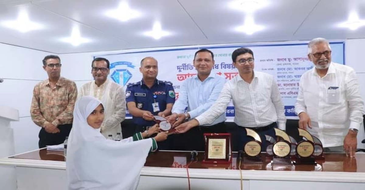 পাবনায় দুর্নীতি বিরোধী রচনা ও বিতর্ক প্রতিযোগিতা