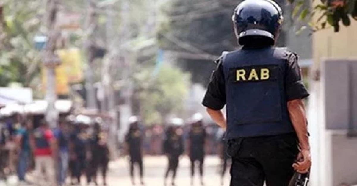 নয়াপল্টনে একটি বাড়ি ঘিরে রেখেছে র‍্যাব