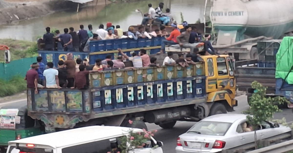 নাড়ির টানে ট্রাকে করে বাড়ি ফিরছে মানুষ