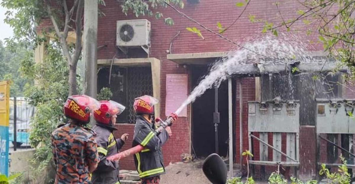 ডেসকোর সাব স্টেশনে আগুন, আহত ২