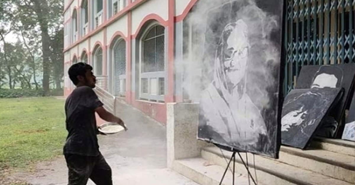 ময়দা ছুড়ে ছবি আঁকেন জসিম