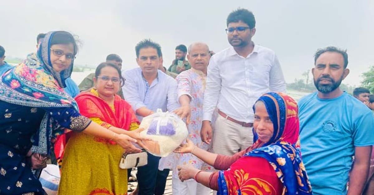 কুড়িগ্রামে পানিবন্দি পরিবারের মাঝে শুকনো খাবার বিতরণ