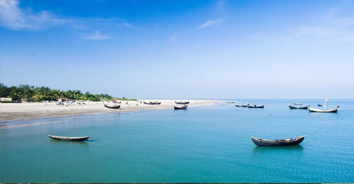 টানা ১৪ দিন নৌযান বন্ধ সেন্টমার্টিনে; আবারও খাদ্য সংকটের শংকা