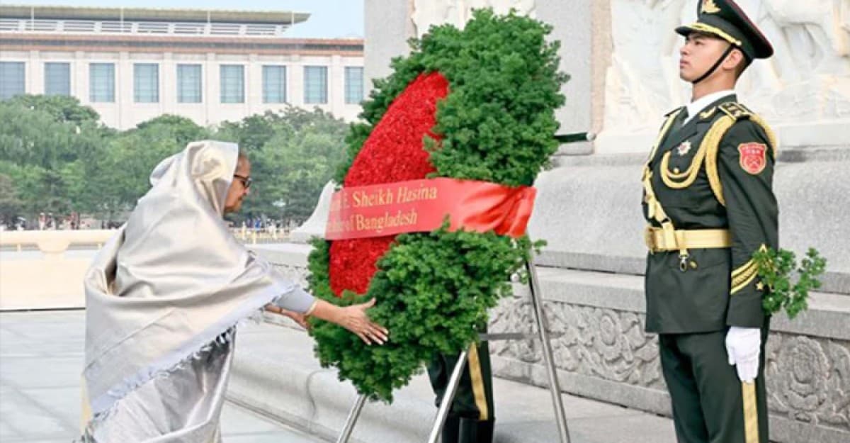 তিয়েনআনমেন স্কয়ারে চীনা বিপ্লবীদের প্রধানমন্ত্রীর শ্রদ্ধা