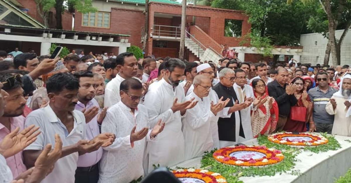 বাগেরহাটের উপজেলা চেয়ারম্যান-ভাইস চেয়ারম্যানদের বঙ্গবন্ধুর সমাধিতে পুষ্পস্থবক অর্পণ