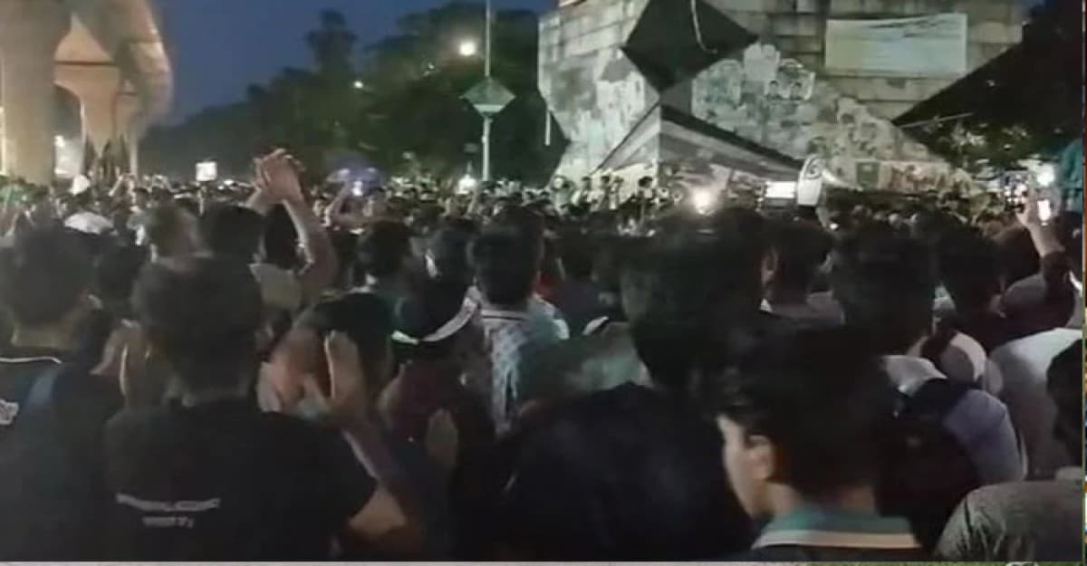 গান-স্লোগানে উত্তাল শাহবাগ