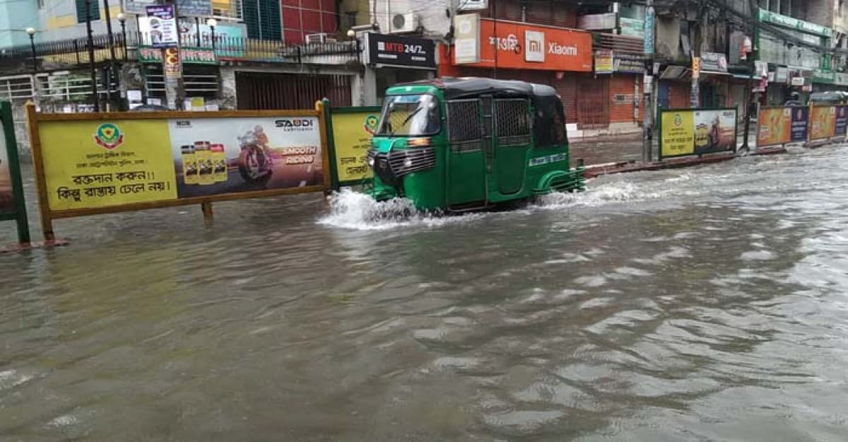 আষাঢ়ের ভারী বৃষ্টিতে ডুবল ঢাকার সড়ক-অলিগলি