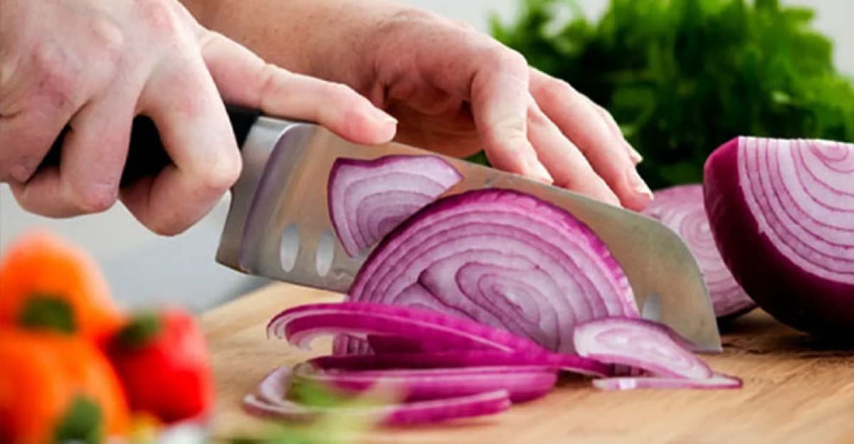 যে কৌশলে পেঁয়াজ কাটলে চোখে পানি আসবে না