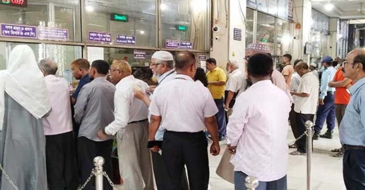 তিন দিন পর খুললো ব্যাংক, টাকা তুলতে গ্রাহকদের উপচে পড়া ভিড়!