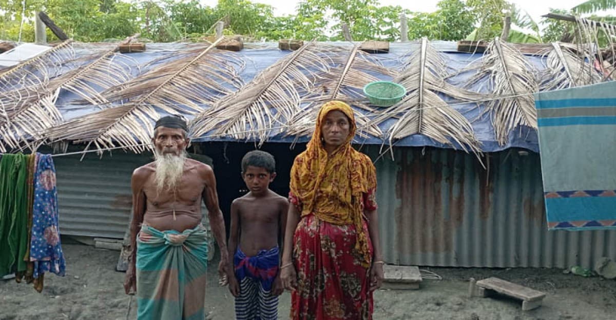 ঝুপড়ি ঘরে আকাব্বর নিলুফার দম্পতির মানবেতর জীবন যাপন