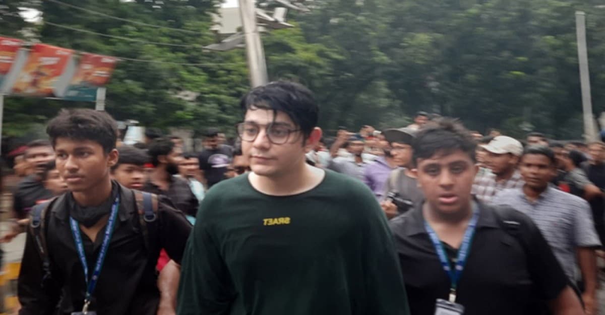 শিক্ষার্থীদের তোপের মুখে পালালেন ইউটিউবার রাফসান