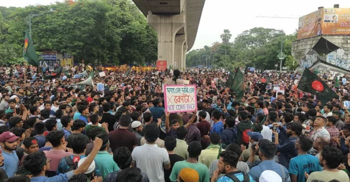 ধাওয়া পাল্টা-ধাওয়া: শাহবাগ দখলে নিল শিক্ষার্থীরা
