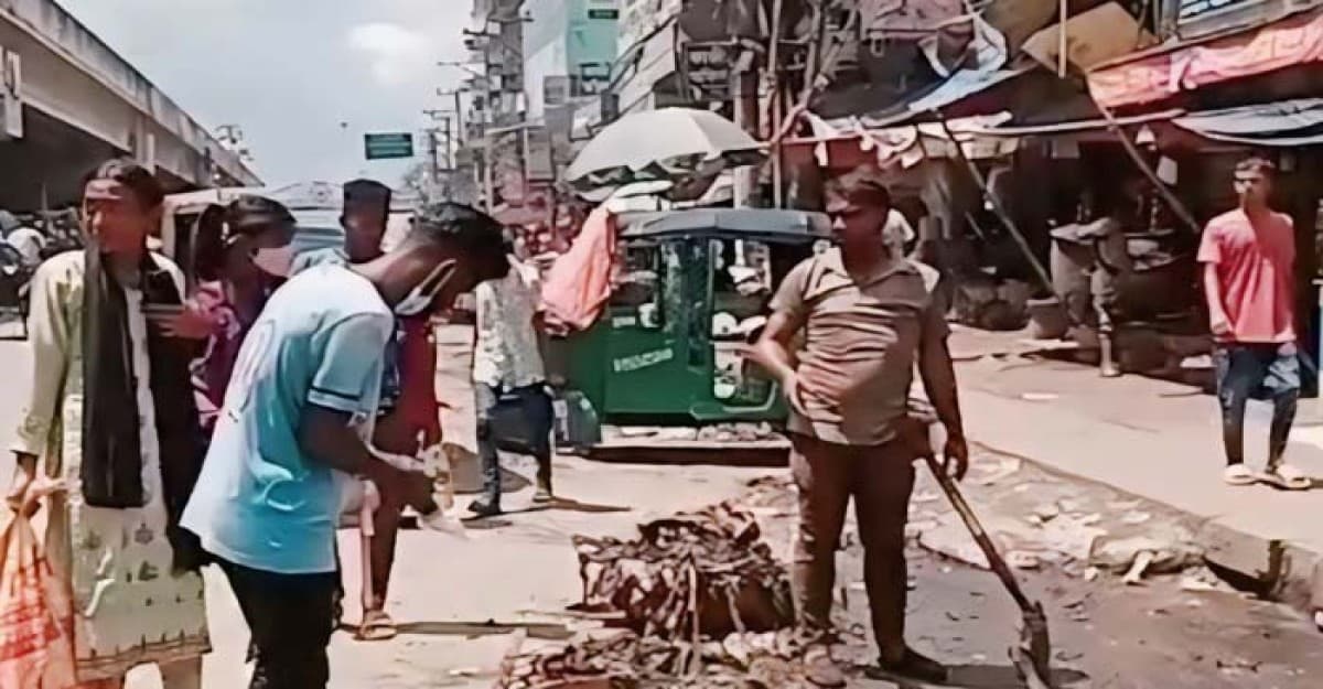শ্রীপুরে  ট্রাফিক নিয়ন্ত্রণ ও সড়ক পরিচ্ছন্নতার কাজ করছেন শিক্ষার্থীরা