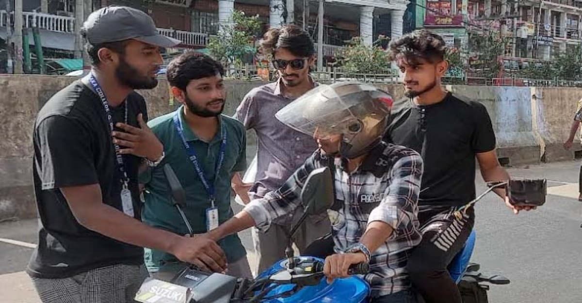 সাভারে মহাসড়কের শৃঙ্খলা ফেরাতে কাজ করছে সাধারণ শিক্ষার্থীরা