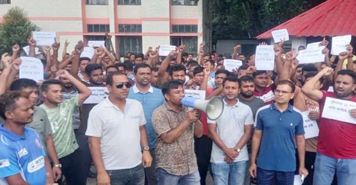 সিরাজগঞ্জে ১১ দফা দাবিতে পুলিশ সদস্যদের বিক্ষোভ